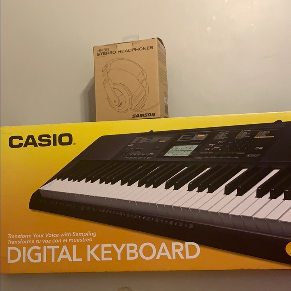Digital keyboard with stand and head phones